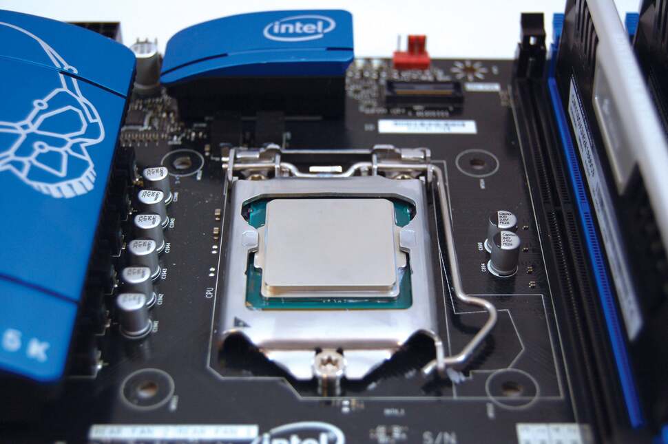 The new Core i7 4770K installed in Intel's brand new Z87 chipset board, the DZ87KL-75K. Cooler mounting holes haven't changed over the last-gen Sandy/Ivy Bridge, meaning there's a vast choice of aftermarket heatsink/coolers