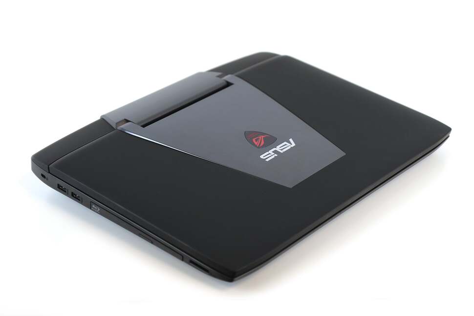 Housing such top-end specs, the Asus laptop weighs in at 4.8kg overall - meaning this isn't the most fleet-footed of devices