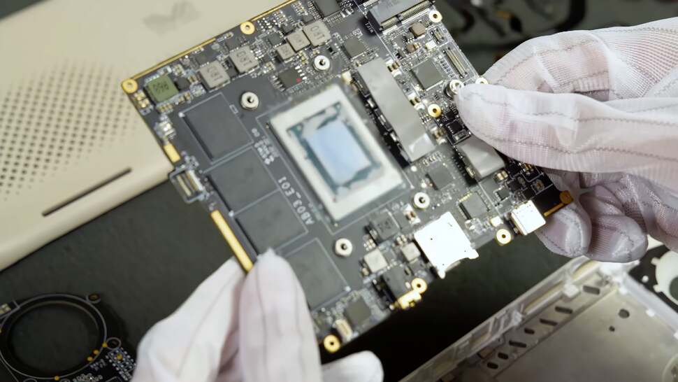 A look at the AyaNeo 2 mainboard, courtesy of the firm's teardown video. That's the Ryzen 7 6800U there, flanked by four LPDDR5-6400 memory modules
