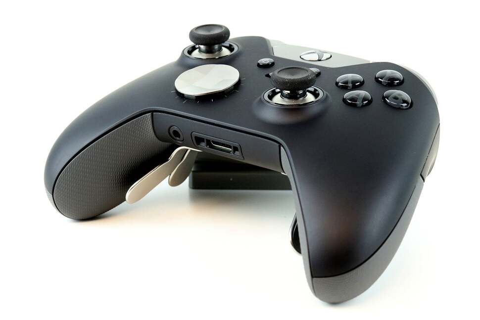 Here’s a close look at both Microsoft Elite and Razer Wildcat controllers. The Elite controller takes design cues from the standard Xbox One pad, while the Wildcat distinguishes itself by featuring a slightly chunkier form factor