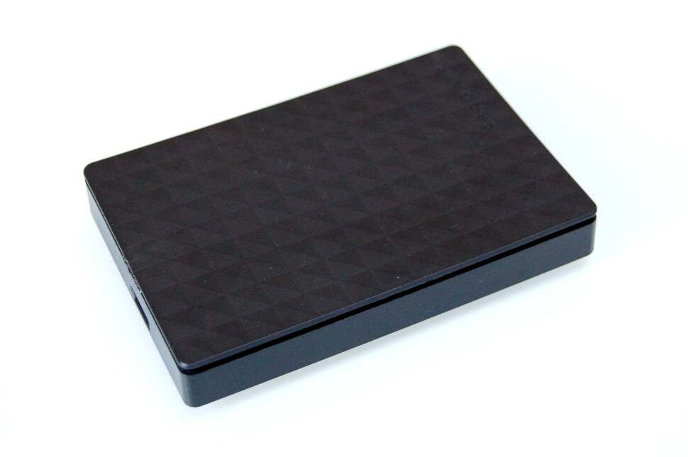 Seagate has reduced the size of the USB enclosure compared to the 2014 model. Unfortunately it's a fair bit harder to get into now. We recommend using a scalpel or two to prise the case open, but it's really hard not to chip the edge