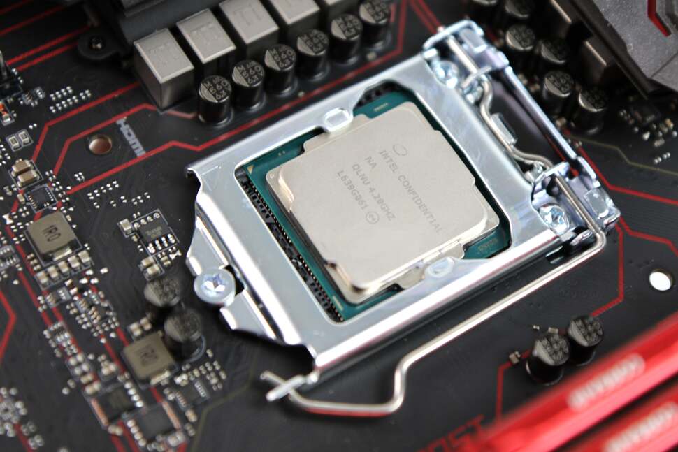 Our processor was a review sample supplied by Intel, hence the non-standard labelling embossed onto the head spreader