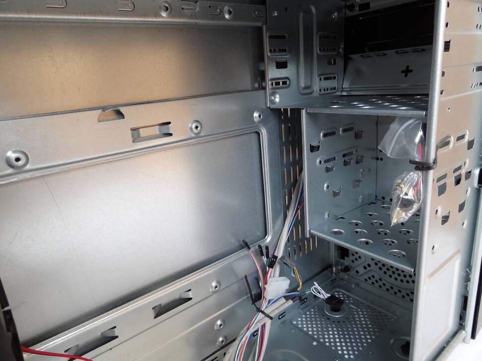 Looking closer, all the wires for the front bay (power buttons, LEDs, audio jacks and two USB slots) have enough slack to reach the motherboard. Relevant screws are included too