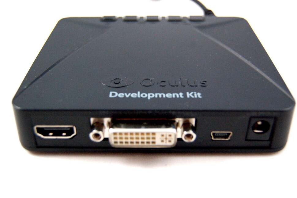 The breakout box offers both HDMI and DVI support. Next to that we see the USB and power inputs. The screen, sensors and the breakout box's internals only require 5v of power
