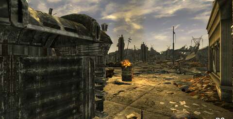 The 360's upscaled 1080p output up against the PC version running at native resolution. In the wasteland scenes, the PC just looks so much more beautiful. The comparison shots also highlight what looks to be a texture filtering bug on 360 on distant detail. On the lower set of shots, we see that low quality textures close-up still look poor no matter how high the res.