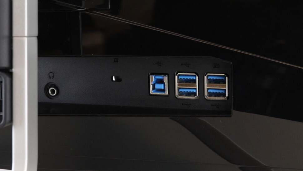 Both XR341CK and the X34 Predator feature the same quad-port USB 3.0 hub
