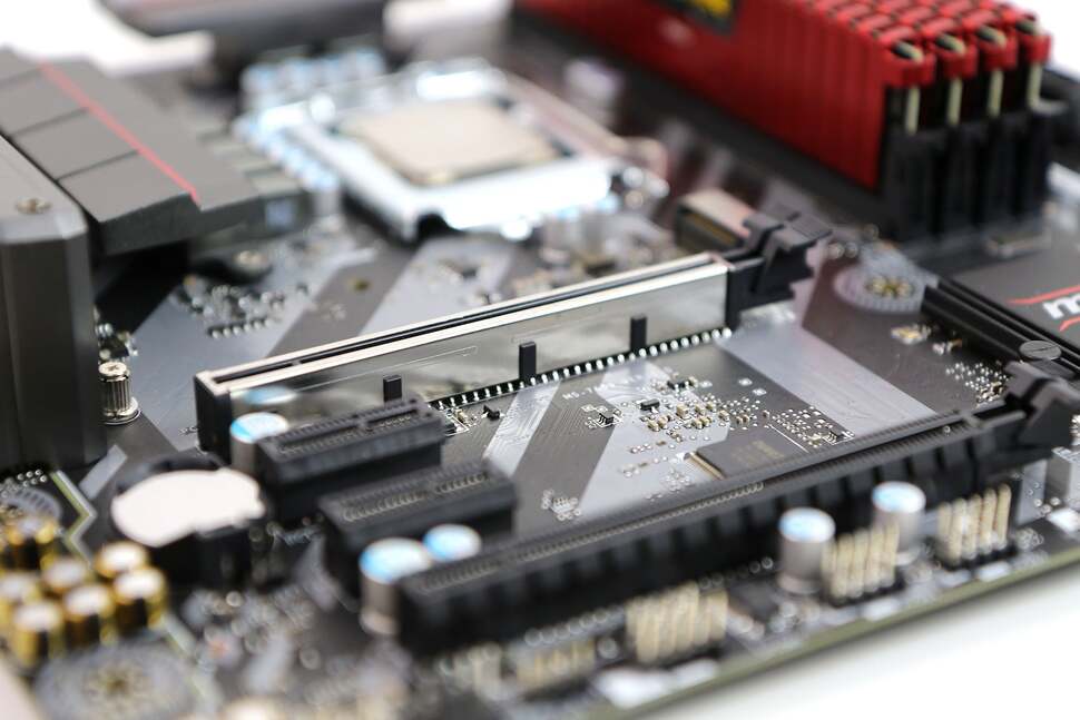 Some of the features of the higher-end MSI boards make their way to the B250M Mortar - like 'armour' protection for the main PCIe x16 slot