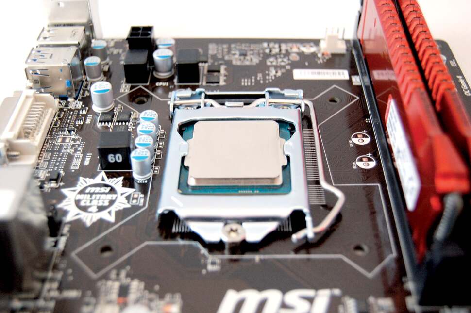 The Pentium G3258 sits proudly in the MSI H81M-P33 motherboard, flanked by some 2400Hz Kingston Hyper Savage we got on offer. The board can only run it at 1600MHz tops with a Core i3 CPU, dropping to 1400MHz with the G3258