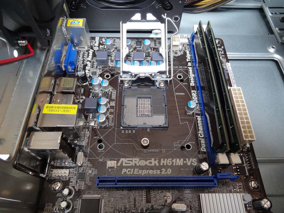 Next up, we press down a block of 4GB 1333MHz DDR3 RAM into one of the DIMM slots (both filled here for the sake of demonstration)