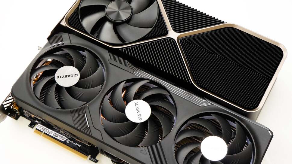 How big is this cooler? Here it is compared to an RTX 4090 - which copes with over 450W and offers up to twice the performance. There's no need for the 4070 Ti to be lumbered with this outsize design
