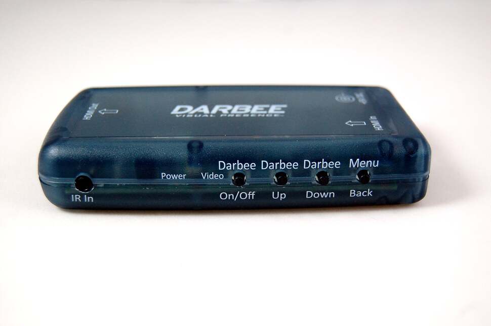 Four buttons are placed on one of the sides of the unit, which gives users full control of the Darblet, from raising and lower the effect or turning it off completely, to adjusting the LEDs and activating a demonstration mode