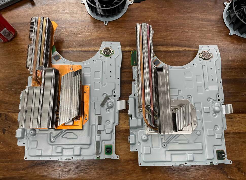 Austin Evans' photo showing the old PS5 cooling assembly (left) next to the simplified version in the CFI-1100 model