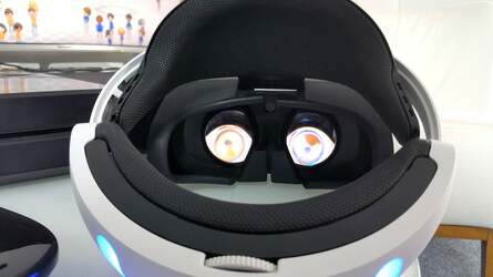 PlayStation VR hooked up to the Wii U (left) and a look inside the headset in the right shot, where Xbox One is attached. Click on the thumbnails for full resolution images.