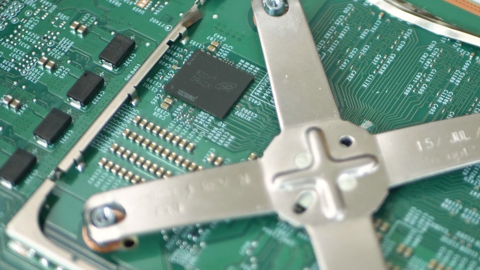 Series S has an additional 2GB of memory for the system. That's located on the rear of the board, next to the x-clamp