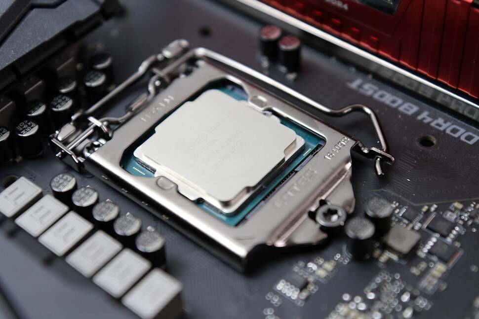 A close-up of the 7700K. It's the same socket as existing Skylake chips, meaning compatibility across both generations