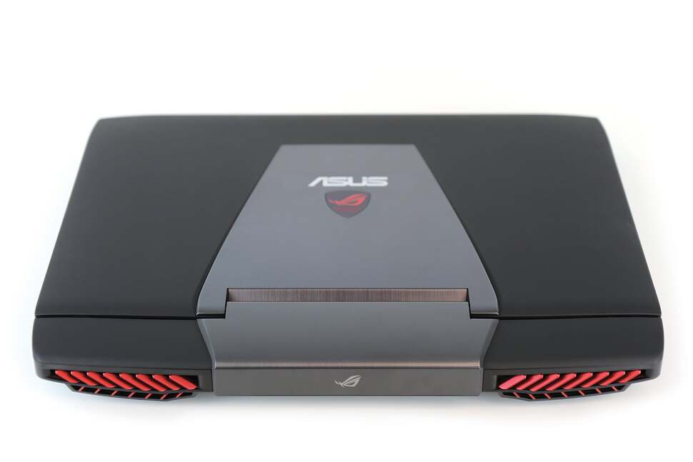 Two large vents line the back in metallic red - though fortunately the noise output on the Asus 751JY is kept low even at peak gaming performance