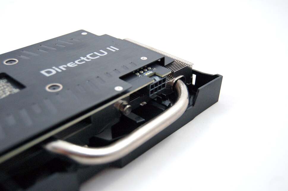 For its part, the Asus R9 380 has a single eight-pin power supply input, which is probably a little more convenient