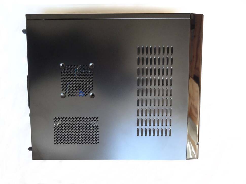 External build quality is very good, with the only real bugbear being that the side-panel can rattle slightly if it isn't slid across fully. Not a problem once fastened tightly with the two provided screws