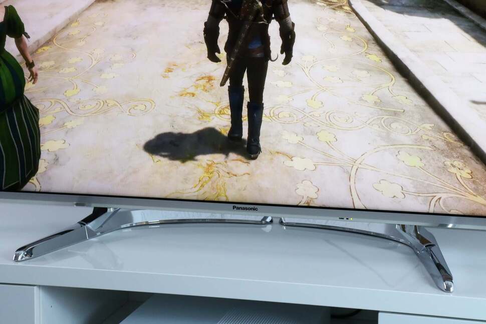 The DX750 looks stylish with a slim silver bezel and curved feet. The glossy screen adds to the premium feel, but it is not ideal for bright rooms