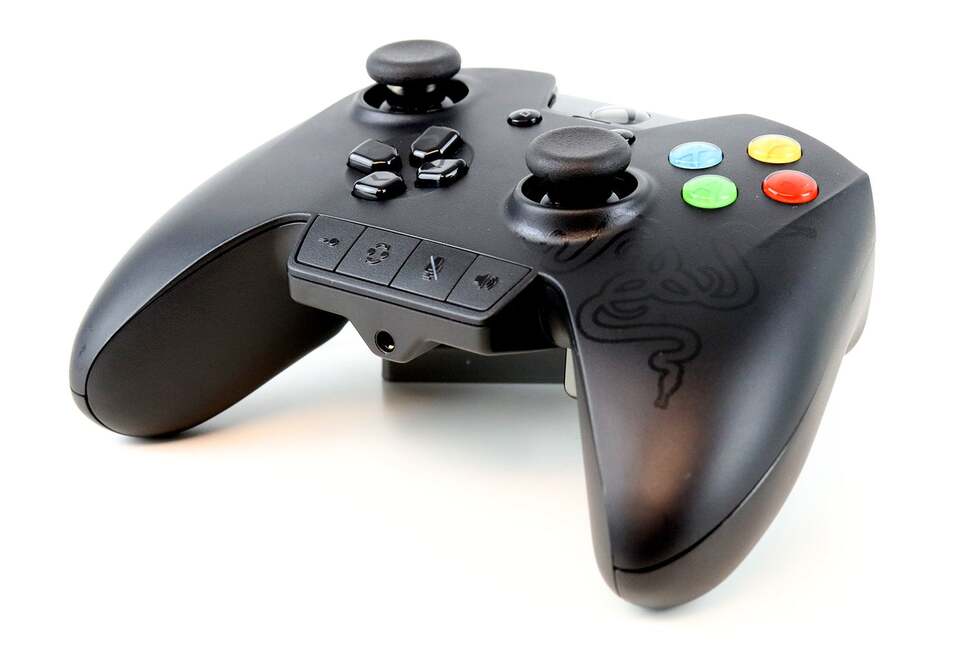 Here’s a close look at both Microsoft Elite and Razer Wildcat controllers. The Elite controller takes design cues from the standard Xbox One pad, while the Wildcat distinguishes itself by featuring a slightly chunkier form factor
