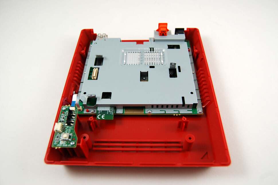 This in turn leads us to the head-shield, which also doubles up as a heat-sink for the Broadway CPU and the Hollywood graphics core