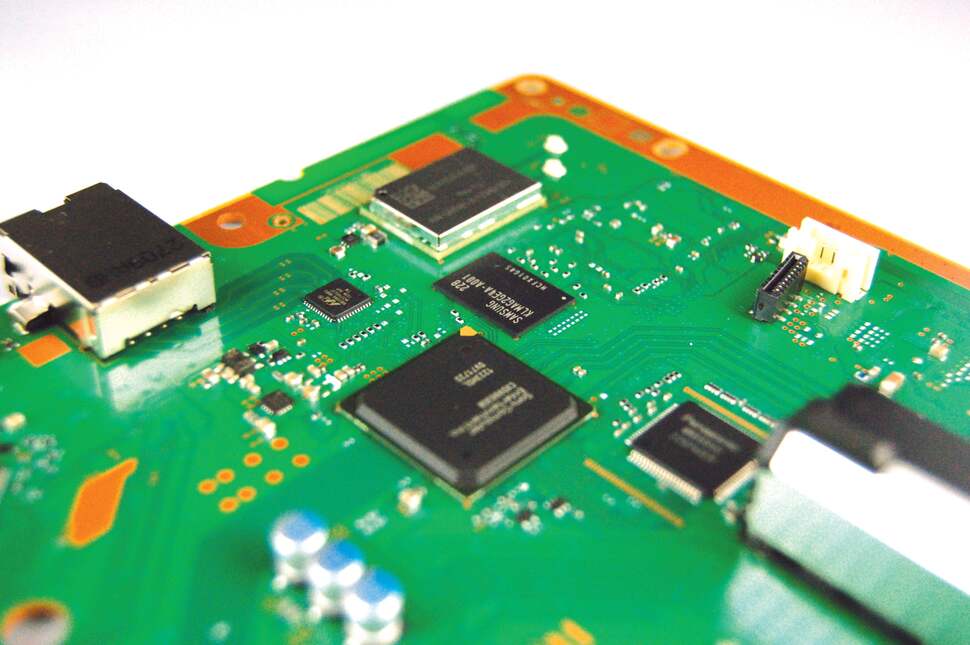 The reason we took our 12GB model apart. That's a Samsung KLMAG2GE4A-A001 eMLC NAND flash chip in the centre - and it's 16GB, not 12GB