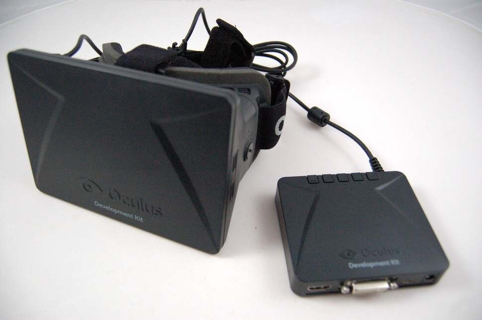 Unpackaging the Rift and the break-out box. You might expect the HMD to disconnect from the box, but it doesn't - it's a complete, tethered all-in-one unit. The cable linking them is around 1.7m long