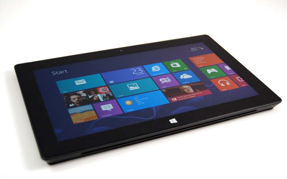 The much-vaunted 'VaporMg' casing returns, once again feeling very aluminium-like to the touch. Head-on, Surface Pro is identical to the RT model, but viewed from an angle, its obvious extra bulk is revealed