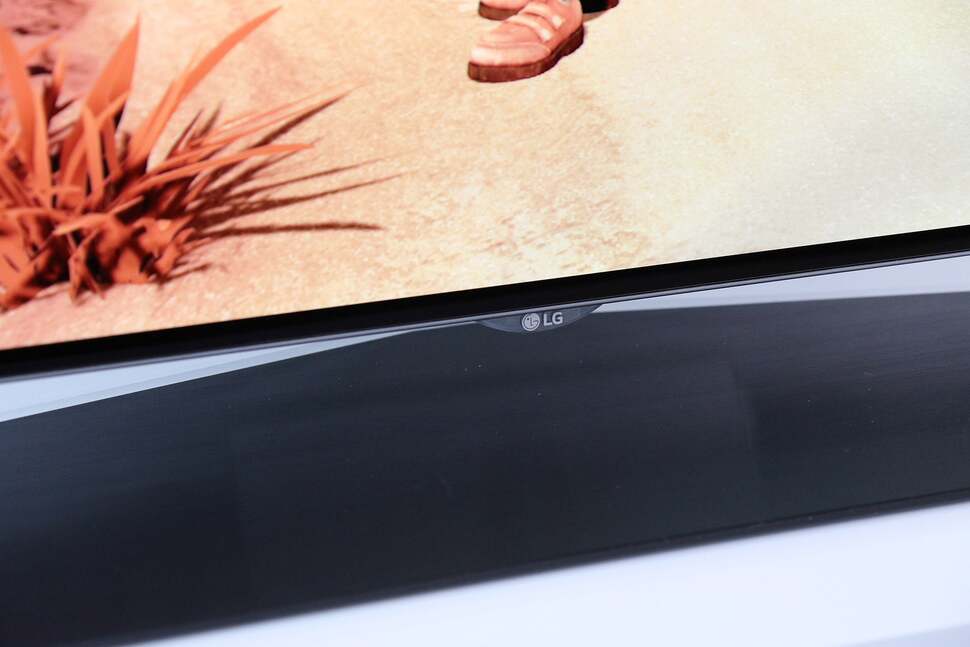 The B6 is a very sleek looking display, boasting a thin minimalist appearance and a centrally mounted stand, which makes it easy to fit on most AV racks and smaller tables