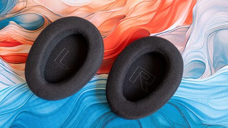 Here are the accessories that you get with the headset: a choice of velour or athletic fabric ear cushions, a dual 3.5mm to USB-C dongle, a dual 3.5mm headphones plus mic cable and a headphones-only cable that terminates in your choice of three sizes. 