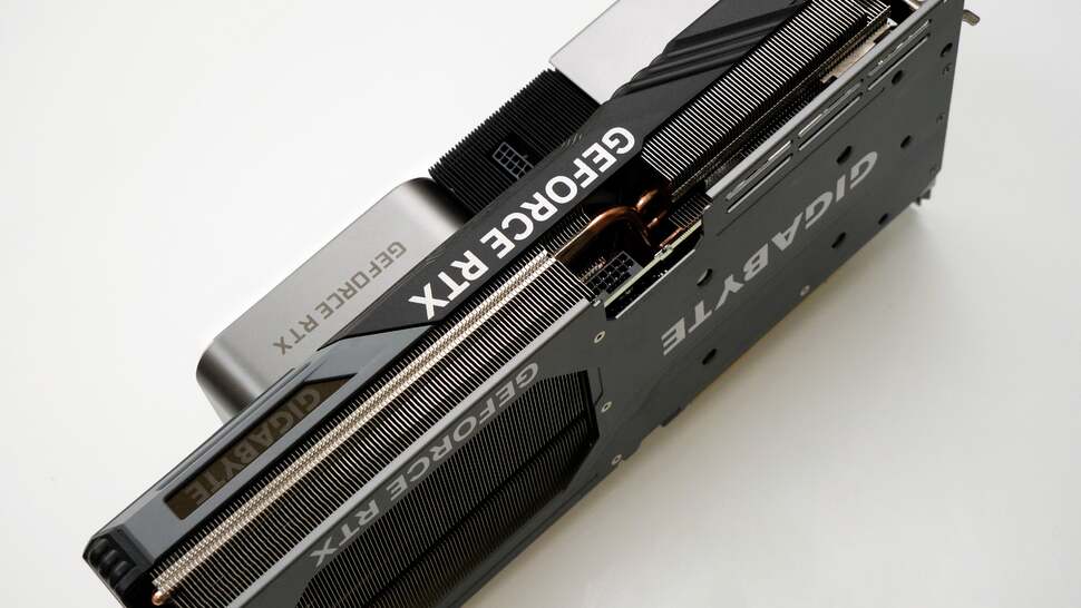 Another angle to highlight how gigantic the RTX 4070 Ti is compared to the RTX 3070 Ti