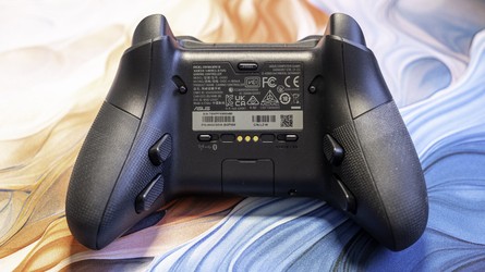 The Raikiri 2 has the same fine ROG Xbox texture as the Xbox Ally handhelds. Click to enlarge. 