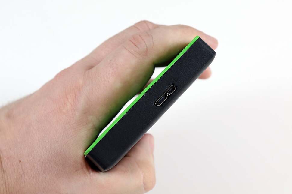 Here's a look at the standard USB 3.0 connector. Not the chipping on the green plastic where we've prised the case open