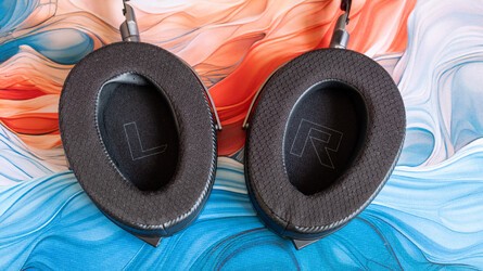 Here are the accessories that you get with the headset: a choice of velour or athletic fabric ear cushions, a dual 3.5mm to USB-C dongle, a dual 3.5mm headphones plus mic cable and a headphones-only cable that terminates in your choice of three sizes. 