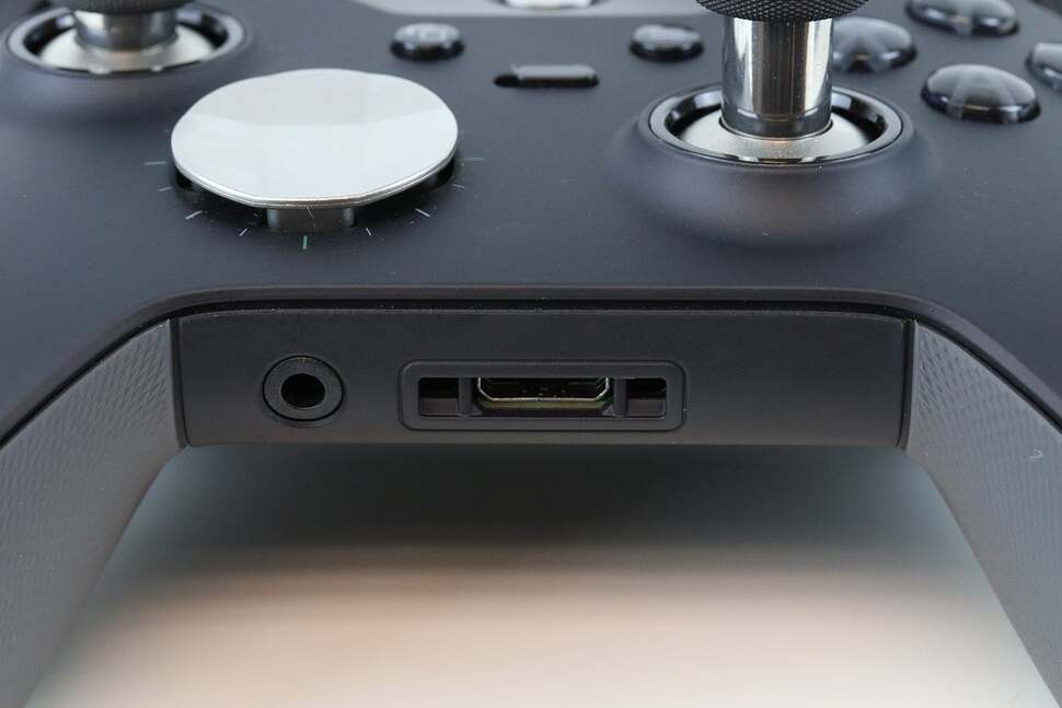 A look at the bottom of both controllers shows headset audio control features on the Wildcat that aren’t present on the Elite without an additional accessory