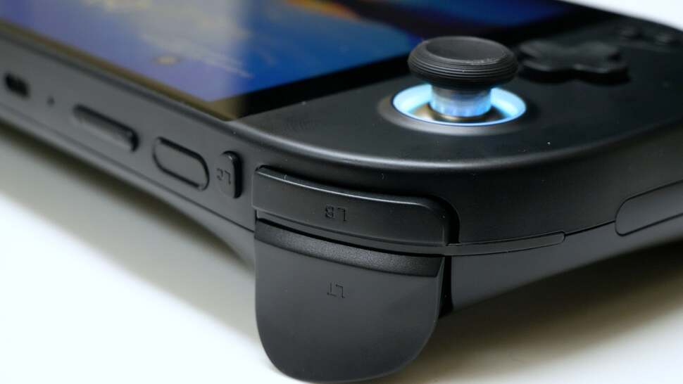 A look at the top triggers on the AyaNeo Geek. They're the same on the AyaNeo 2