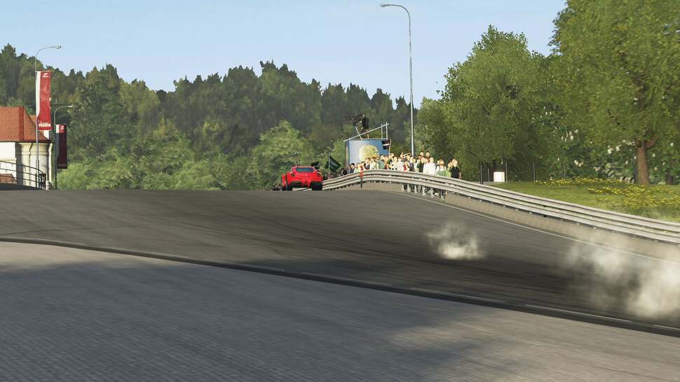 Sticking out like a sore thumb are Forza 5's garish foliage elements. It's an upgrade from the fourth game, but these assets still appear far too pixellated to hold up to scrutiny at full 1080p - and again, go untreated by any effective AA