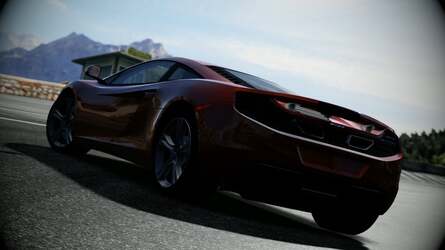 Forza 4 lacks the dynamic lighting and shifting time of day effects of Gran Turismo 5, suggesting that lighting is 'baked in' at the design level, but selected tracks do have different lighting conditions presented as alternative race variations.