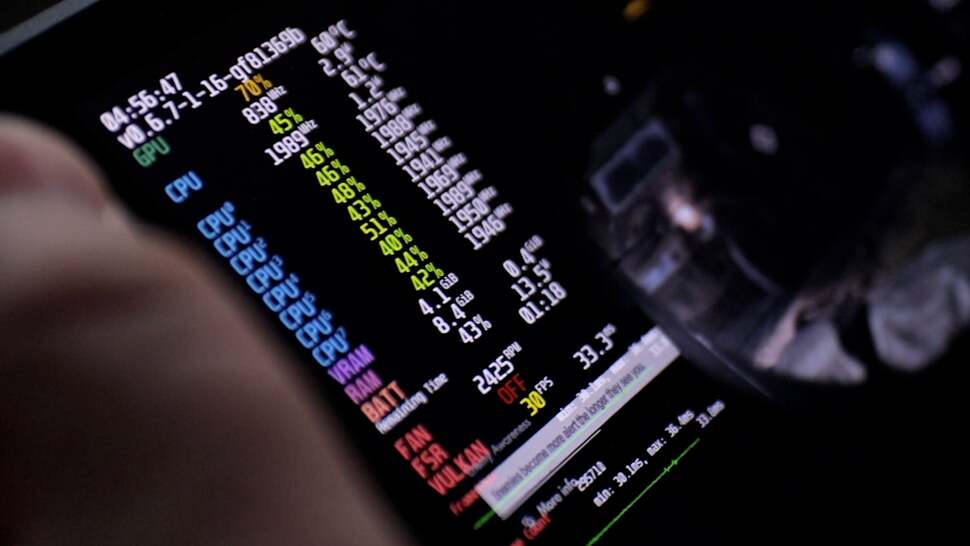 Valve's 'in the moment' performance monitoring tools can be as simple (fps only) or as verbose as you like. Pictured here is the full-fat experience, with CPU/GPU clocks and utilisation, frame-rates/frame-time, power consumption and battery life predictions