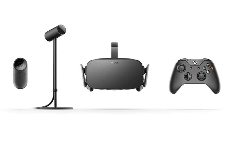 A quick overview of the kit contained in the package: remote, sensor camera, headset and Xbox One controller.