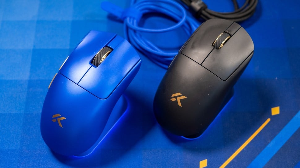 Mchose K7 V2 Ultra+ and A7 V3 Ultra+ gaming mice on docks