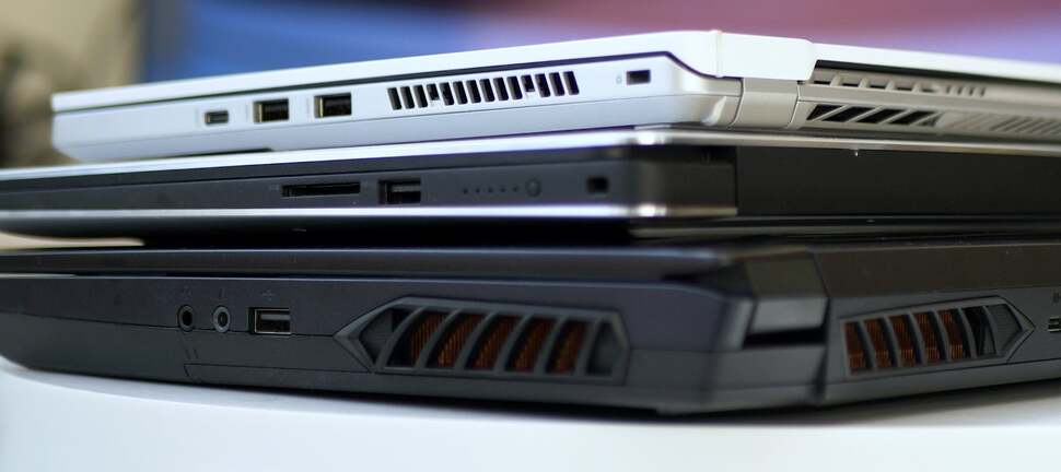 The Apex 15 at the bottom, Dell XPS 15 in the middle and Asus Zephyrus G14 on top. The XMG is a bit of a unit in terms of thickness