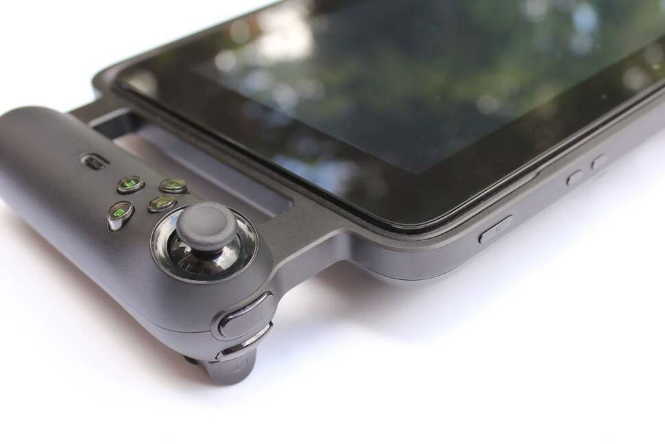 Towards the rear of each controller piece are two shoulder buttons, plus one analogue trigger - though most games ignore the highest shoulder button. Meanwhile, the tablet's usual power and volume buttons are replicated on the exterior casing