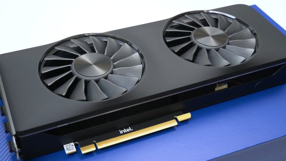 Intel has opted for a dual-fan design, a tried and tested thermal solution backed with heatpipes and fin-stacks within