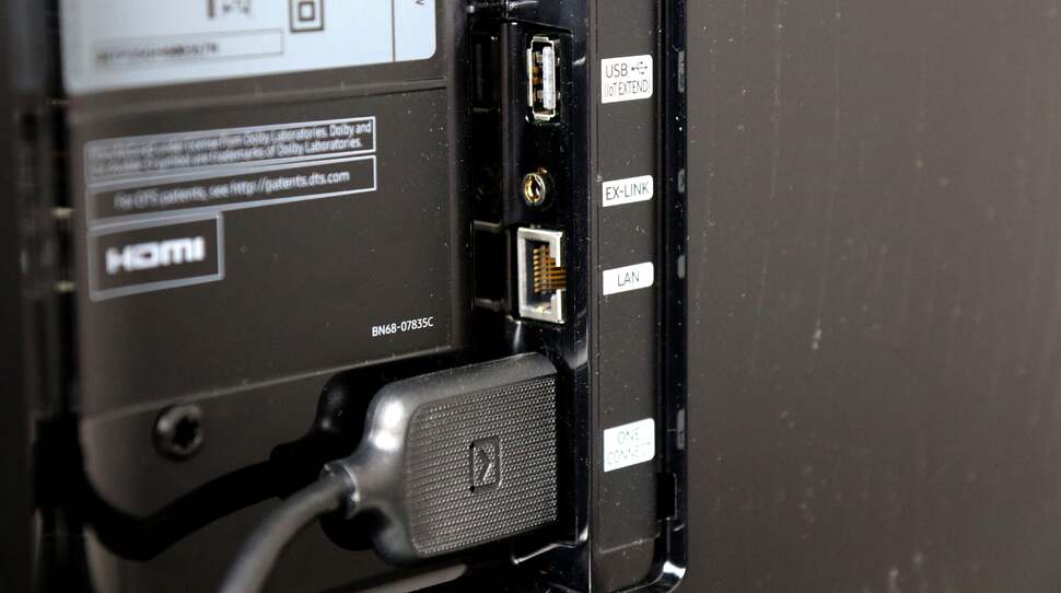 A limited number of connections are found around the back of the unit, with most inputs located on a separate breakout box. Naturally the KS7000 is WiFi enabled, but also has a Lan port for using an Ethernet cable too