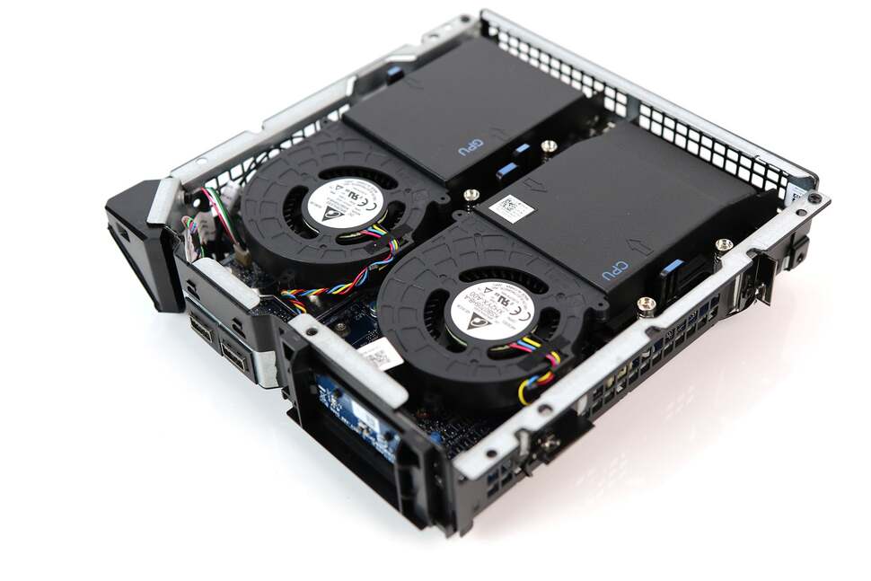 Flipping the machine over, you can see the discrete cooling for GPU (left) and CPU (right)