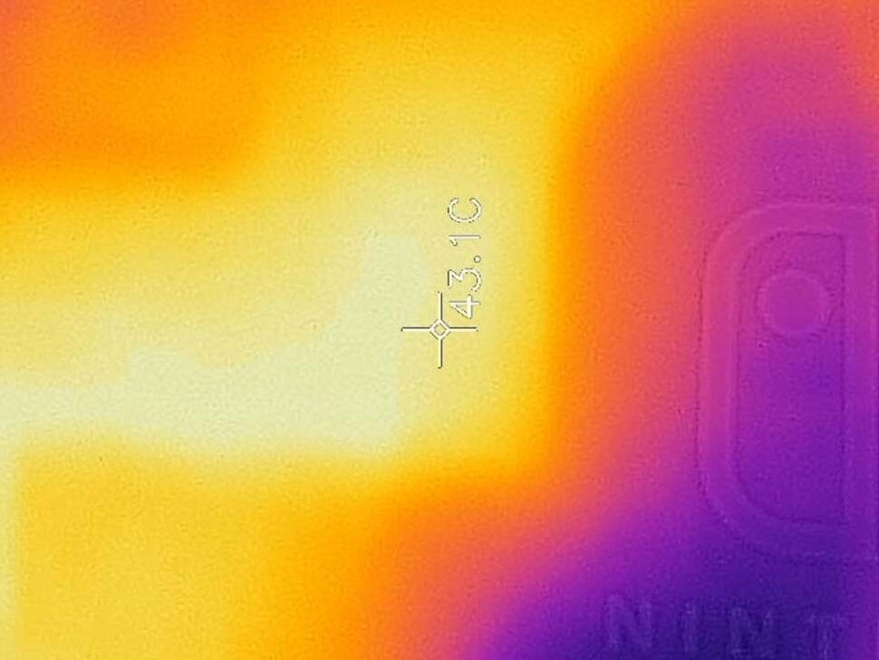Thermal photography highlights Switch Lite's hot spots after an hour of playing Fast RMX with the battery charging and screen brightness at max