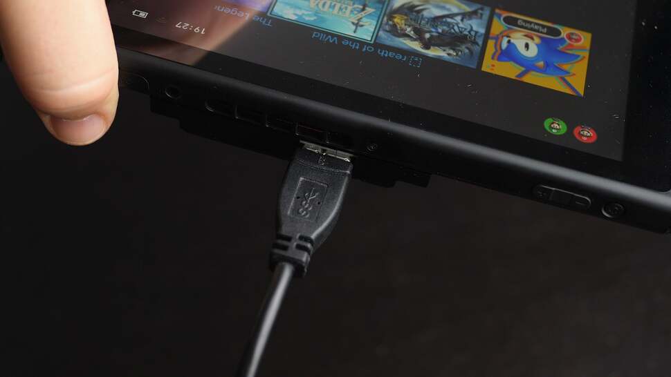 The use of USB makes life a little tougher than standard HDMI, requiring bespoke PC viewer software. The same kind of cable used on external USB 3.0 hard drives is employed here