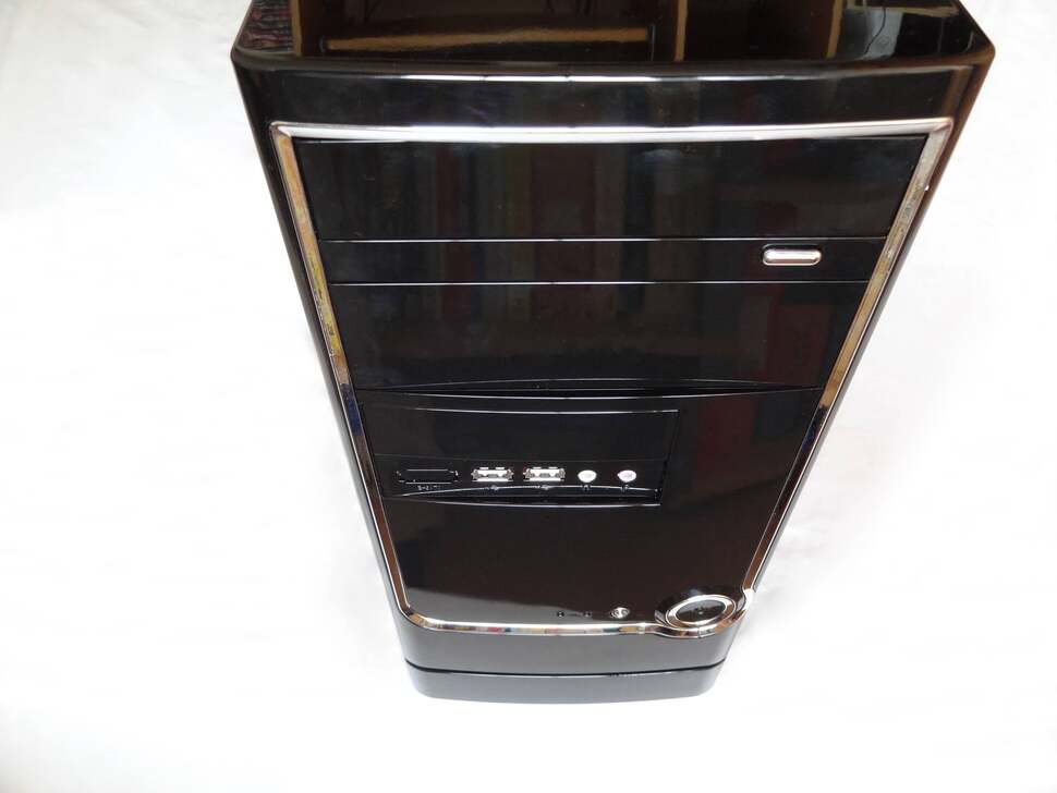 A glossy coating all-round for the detachable front panel. Here we have two USB 2.0 ports, an e-SATA connector, headphone and microphone jacks, plus buttons for power and reset