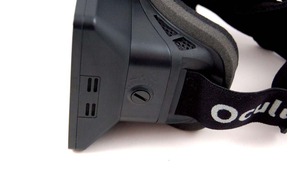 The distance of the display from the user's eyes can be altered on both sides by using a flat-head screwdriver. Here you can also see the materials used to block out light leakage from the real world